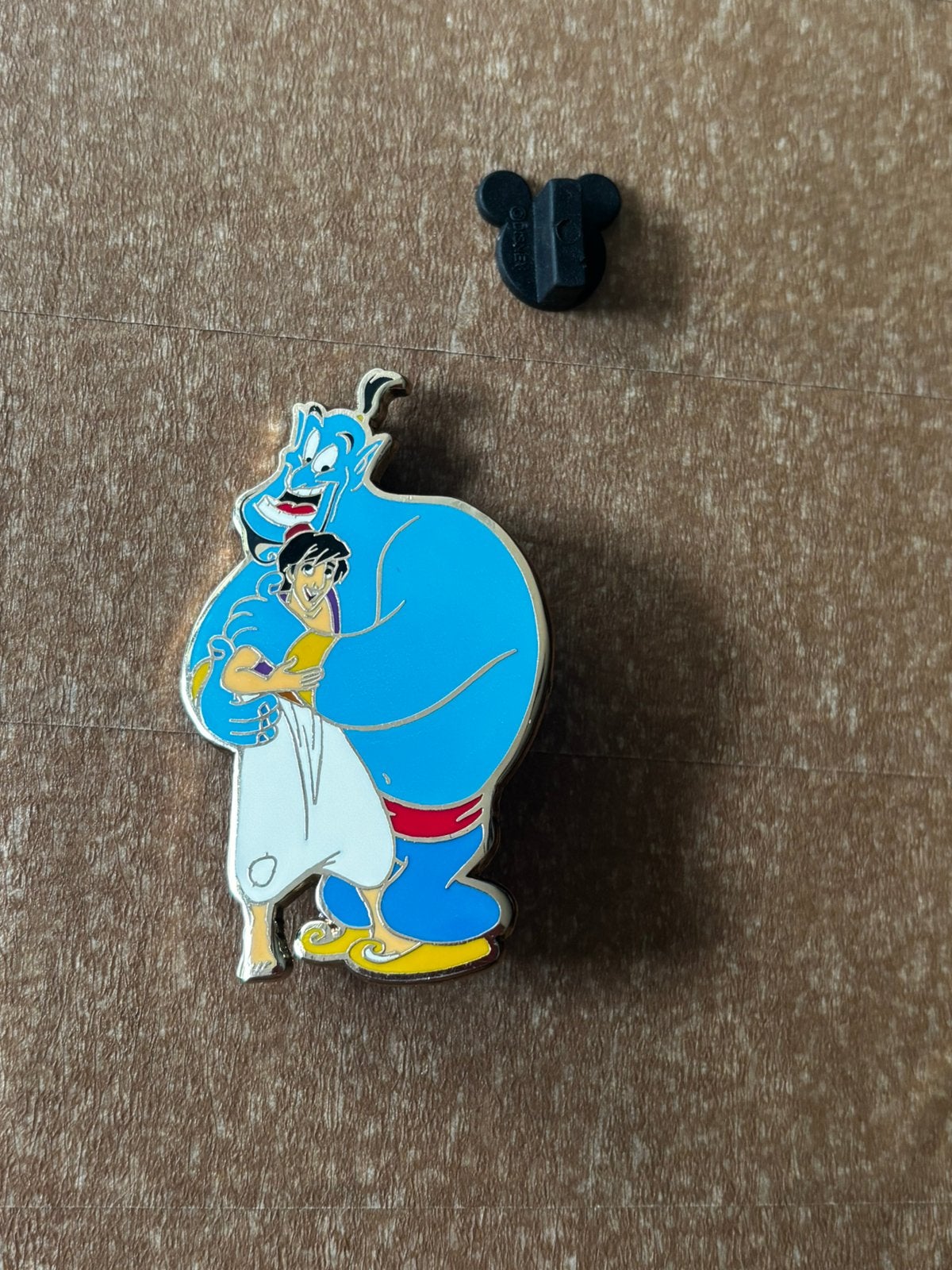 Disney pin Aladdin hugging Genie, Verzamelen, Ophalen of Verzenden, Zo goed als nieuw