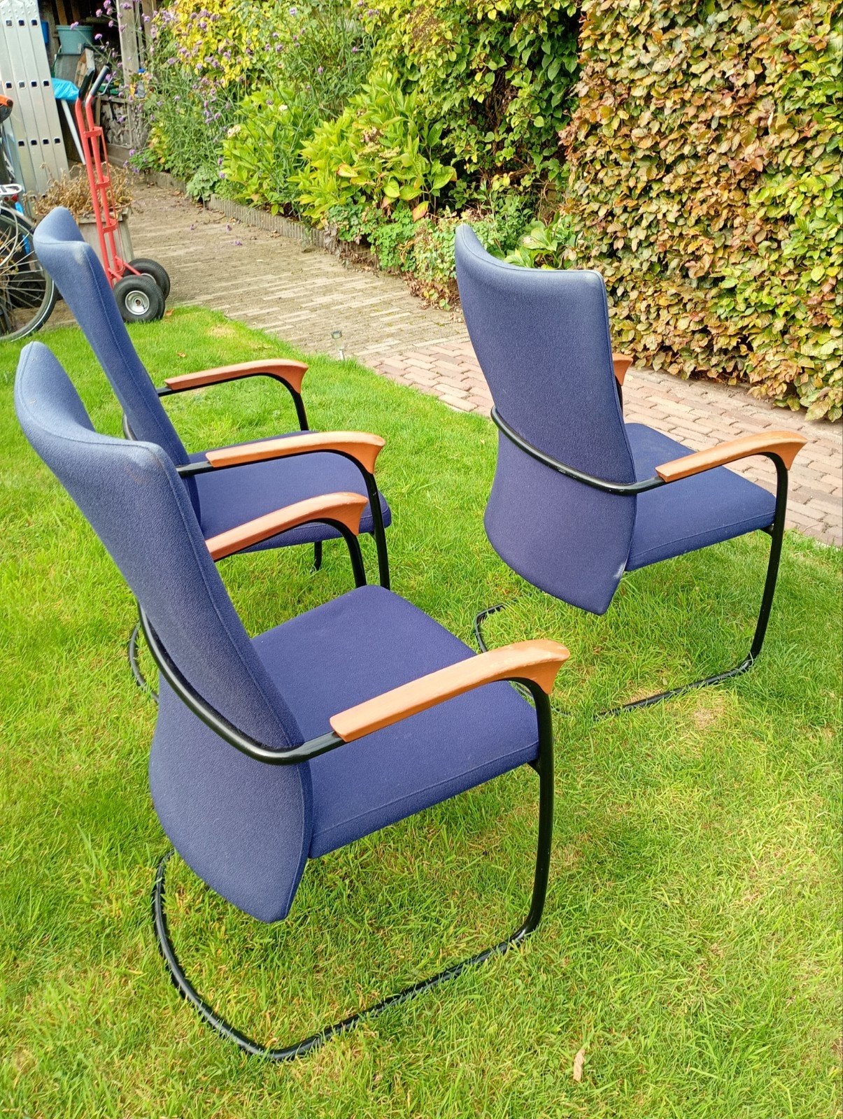 Foto 2 van Set van 3 Vepa bureaustoelen - Blauw met houten armleuningen