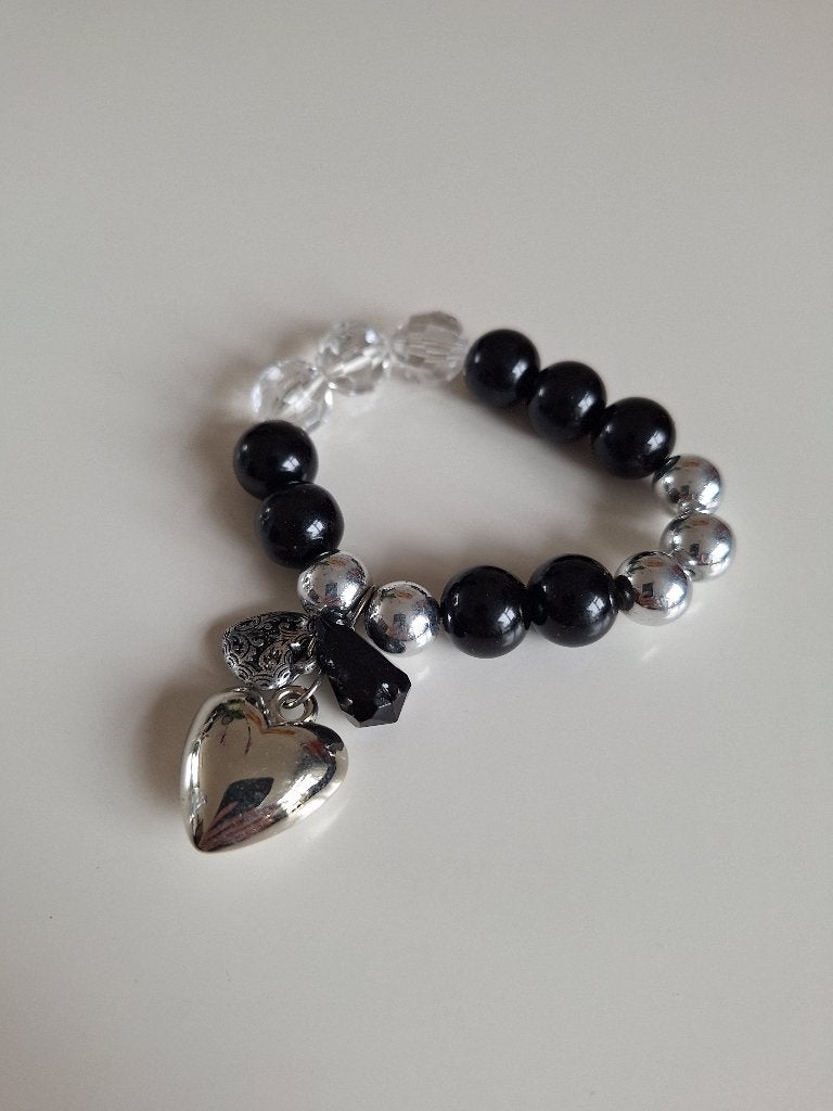 Armband zwart wit met zilverkleurig hartje, Sieraden, Tassen en Uiterlijk, Armbanden, Ophalen, Zo goed als nieuw, Zwart, Kunststof of Plastic