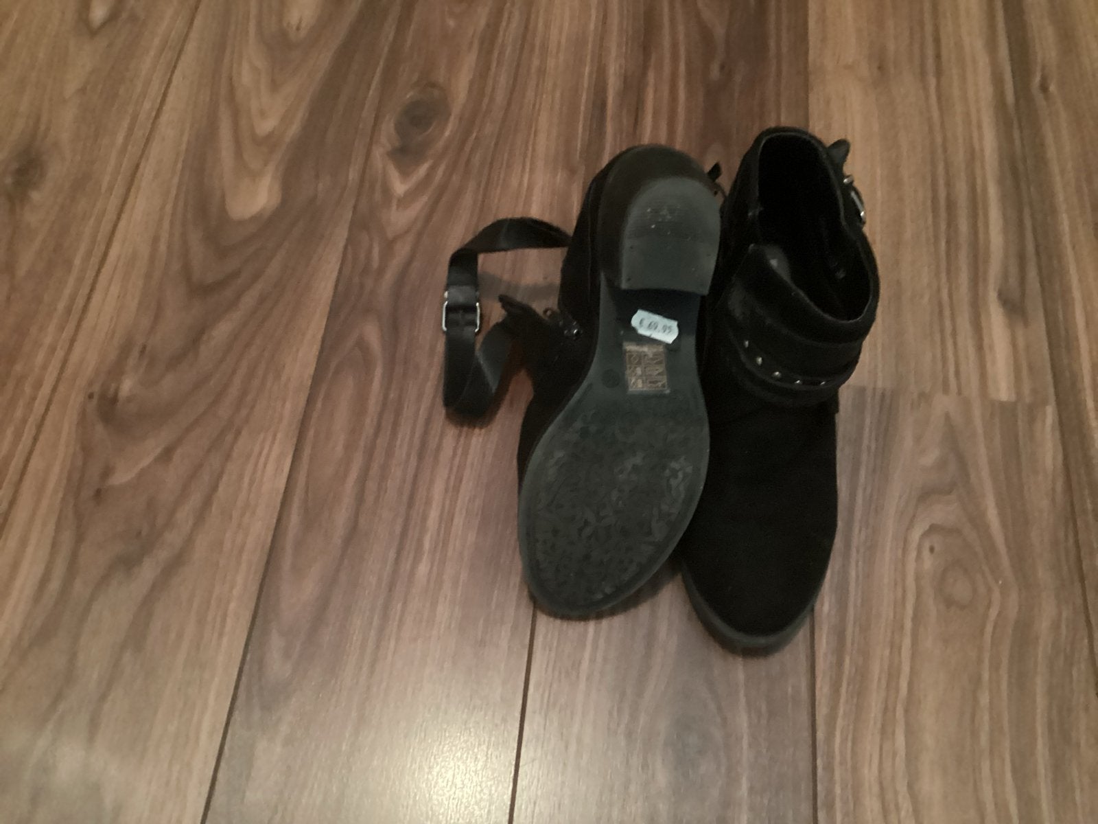 Zwarte enkellaarsjes met gespen en studs, Kleding | Dames, Schoenen, Ophalen of Verzenden, Gedragen, Zwart, Lage of Enkellaarzen