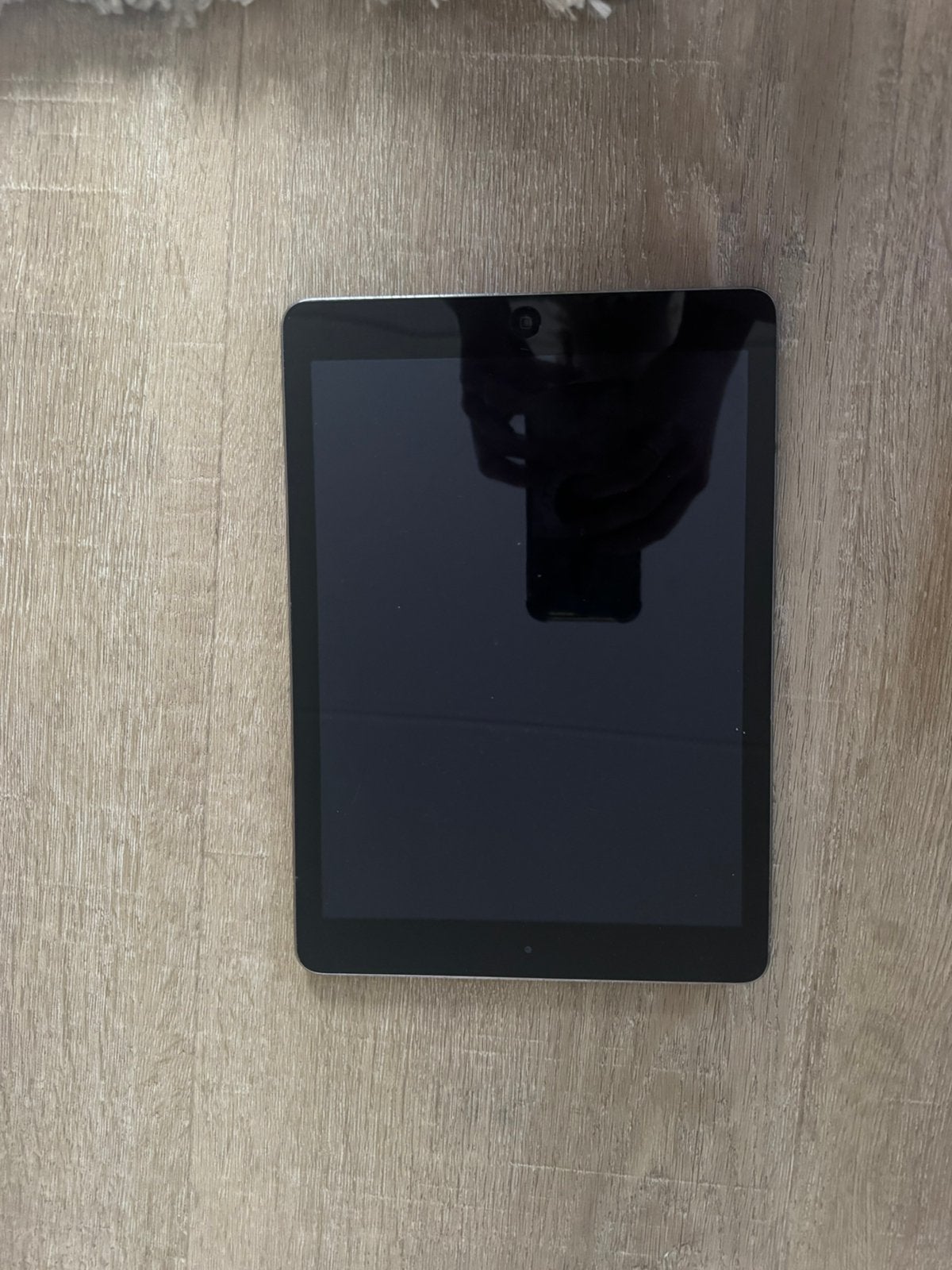 Foto 3 van Ipad air met beschadigingen zie fotos  €45