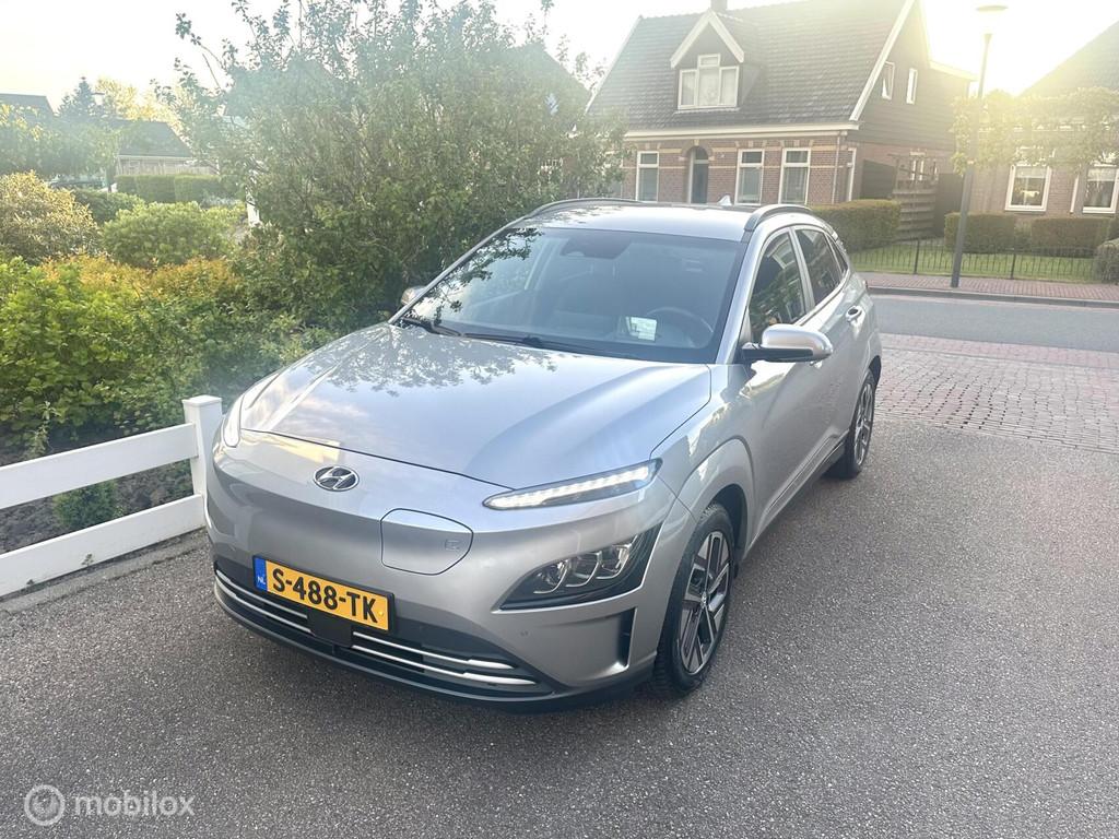 Hyundai Kona EV Premium 64 kWh WARMTE POMP STOELKOELING/VERW, Zwart, Met garantie (alle), 64 kWh, 300 kg