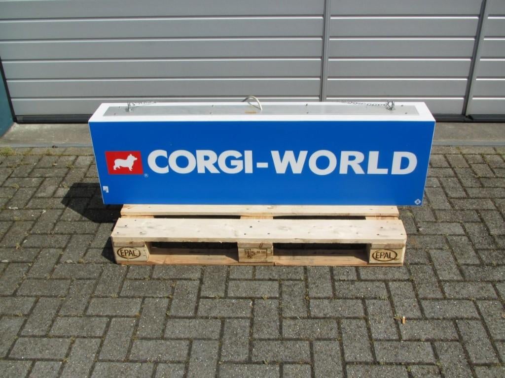 Unieke grote lichtbak met het opschrift: "CORGI-WORLD", Ophalen, Gebruikt, Overige typen
