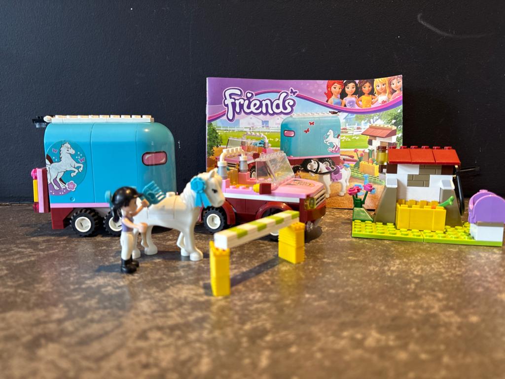 Nep Lego Friends paardentrailer met auto en accessoires, Kinderen en Baby's, Speelgoed | Duplo en Lego, Ophalen of Verzenden, Zo goed als nieuw