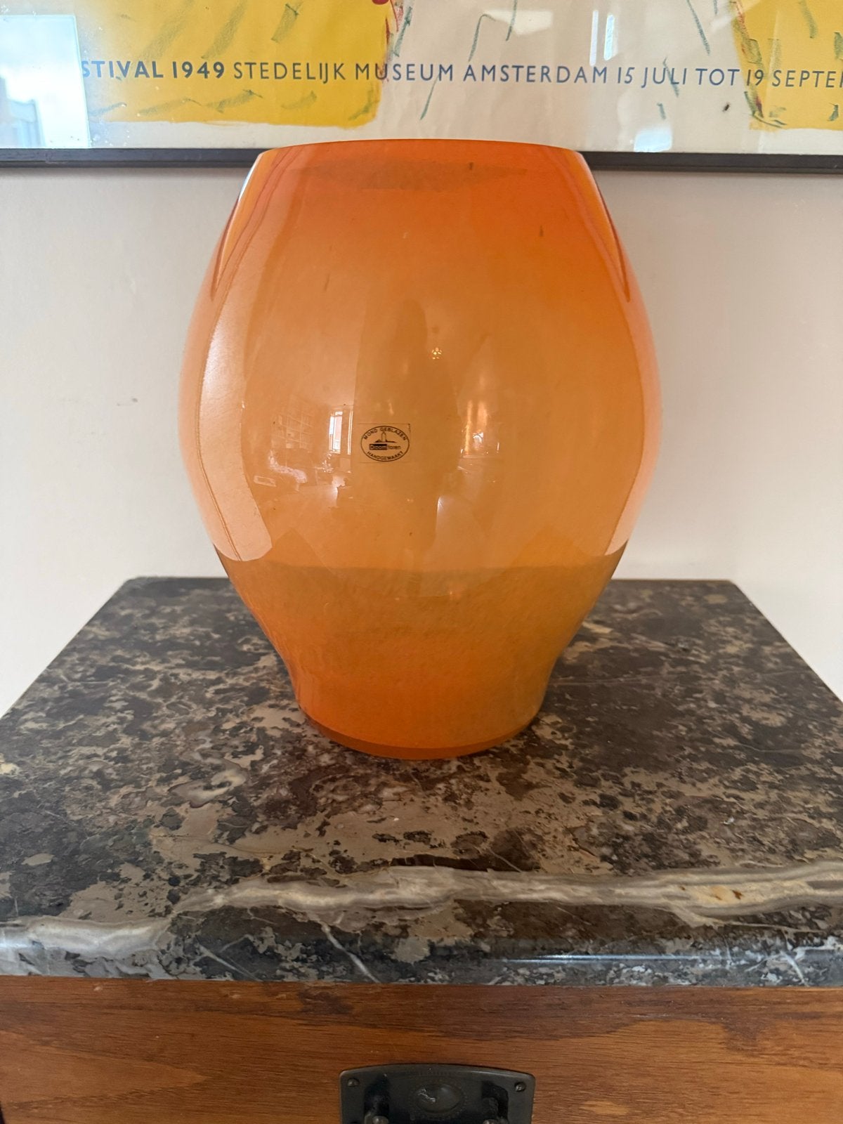 Mondgeblazen oranje vaas, Ophalen