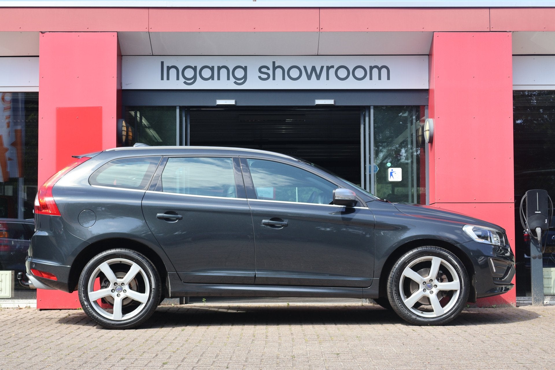 Volvo XC60 2.4 D5 AWD R-Design | Origineel NL | Leder | Trek, Auto's, Volvo, Automaat, Gebruikt, Zwart, 197 €/maand