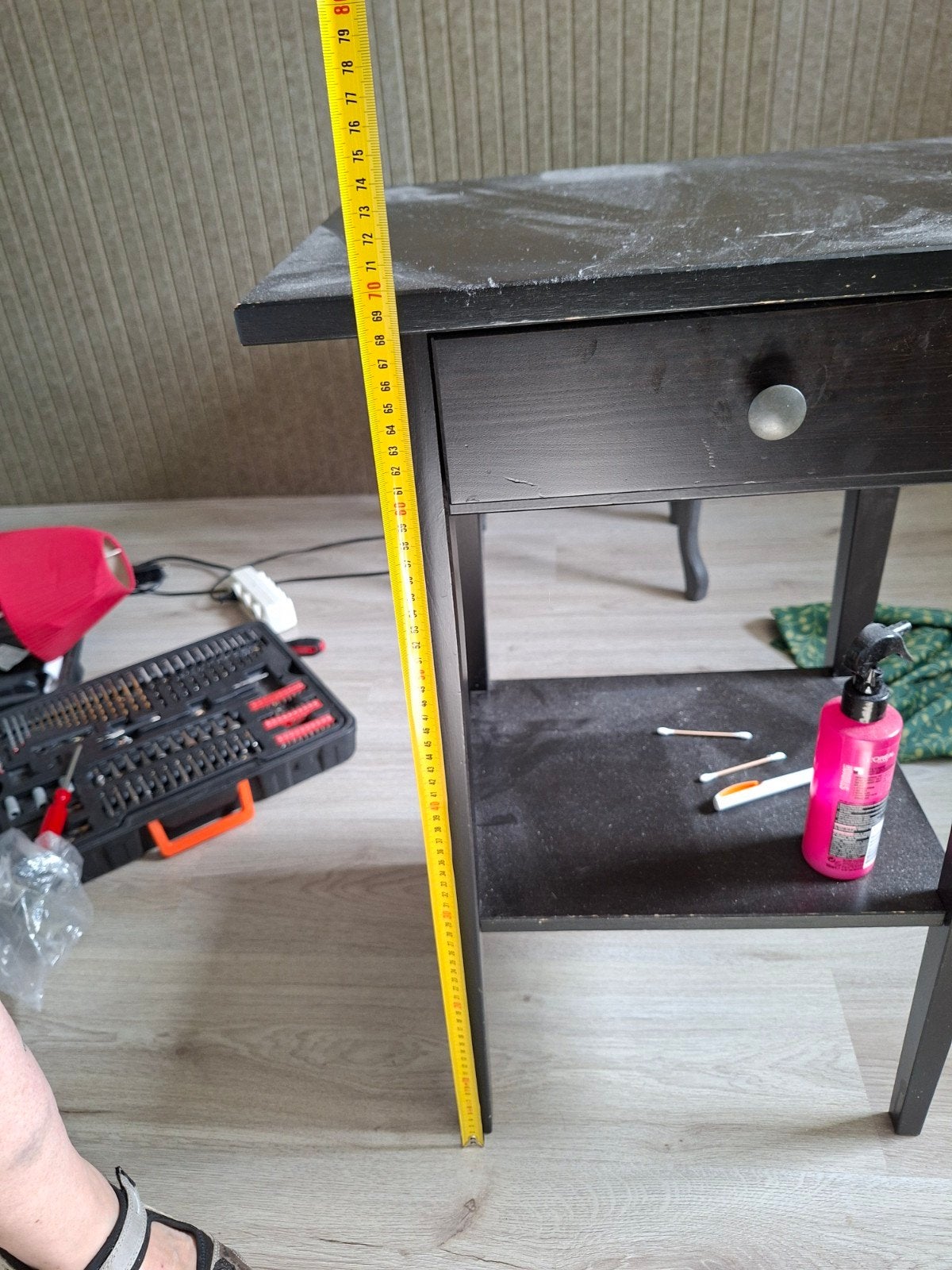 Donkerbruin/zwart IKEA tafel/bedtafeltje, Ophalen, Minder dan 55 cm, Gebruikt, 60 cm of meer
