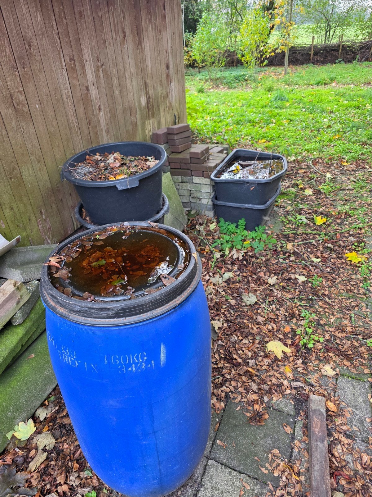 Gratis af te halen: Diverse kunststof tonnen en bakken, Tuin en Terras, Ophalen of Verzenden, Gebruikt