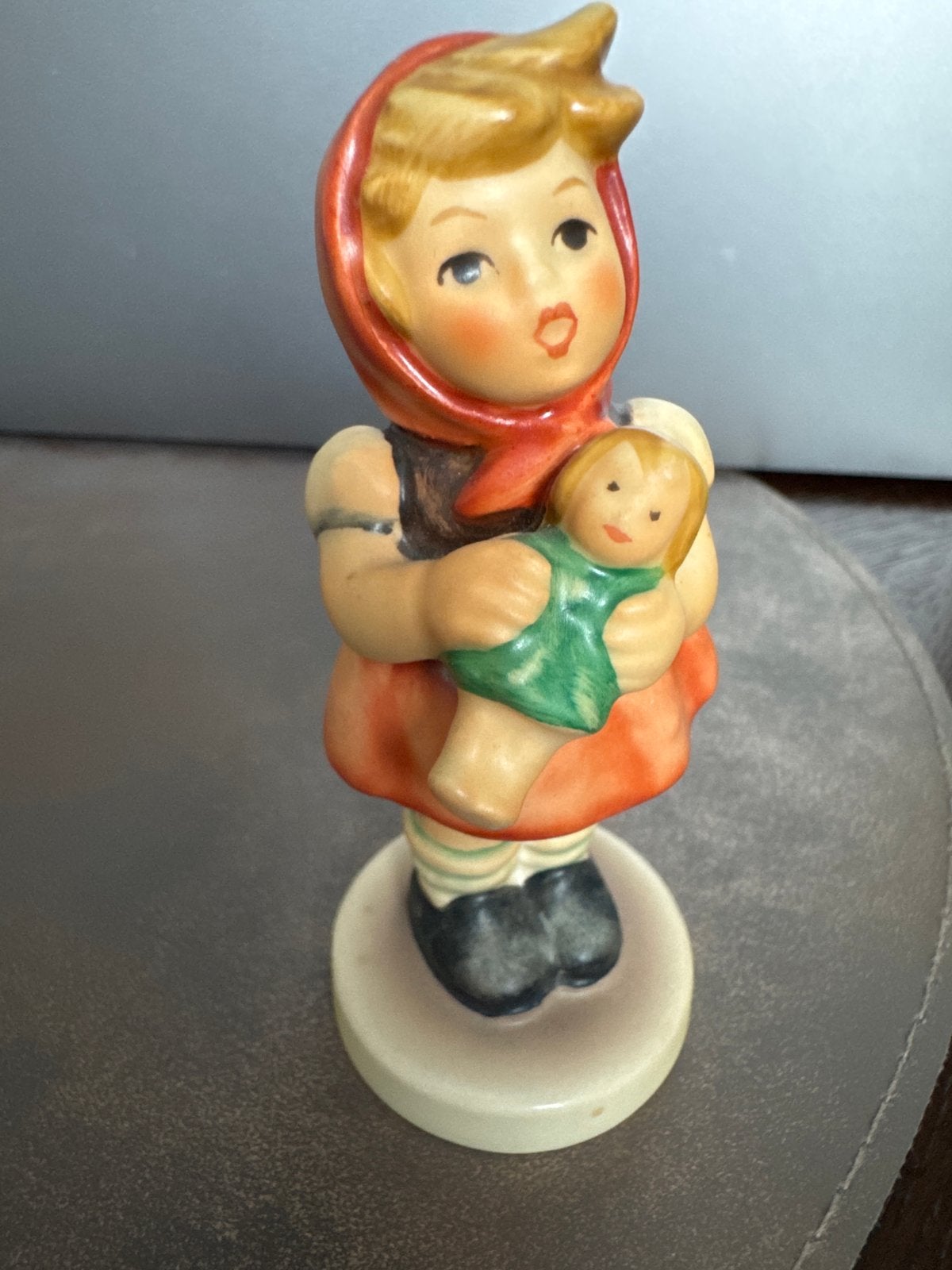 Vintage Hummel beeldje - Meisje met pop (Goebel W. Germany), Ophalen of Verzenden, Zo goed als nieuw, Hummel