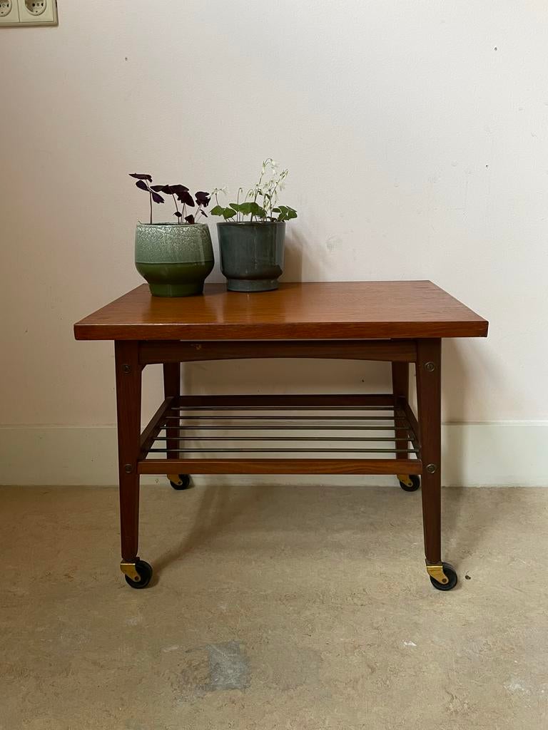 Vintage Deense bijzettafel op wielen - Teak fineer, Minder dan 55 cm, Deens scandinavisch vintage teak fineer, Zo goed als nieuw