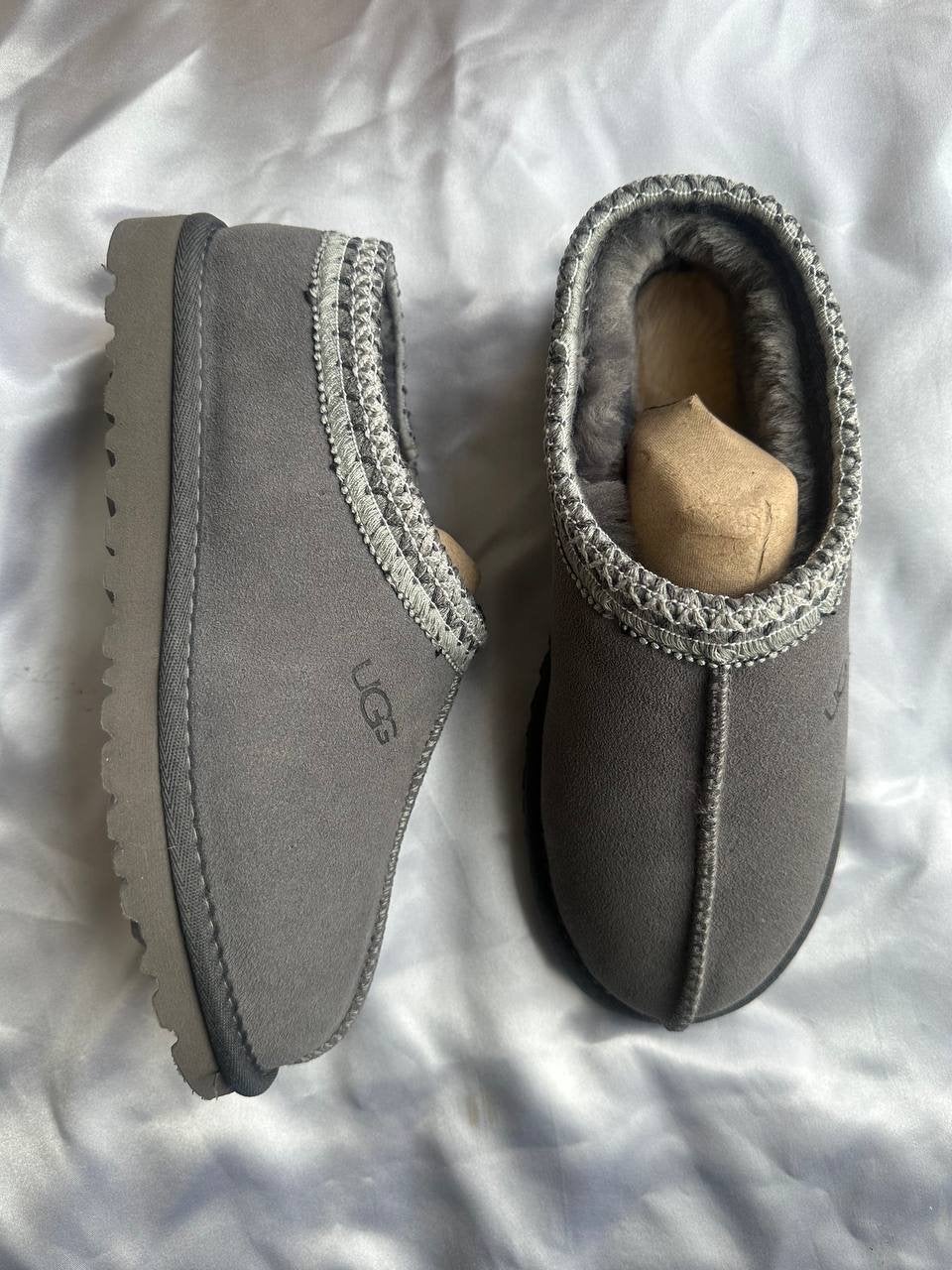 Nieuwe UGG Pantoffels - Grijs - Maat 38, Kleding | Dames, Ophalen of Verzenden, Nieuw, Grijs, Pantoffels of Sloffen