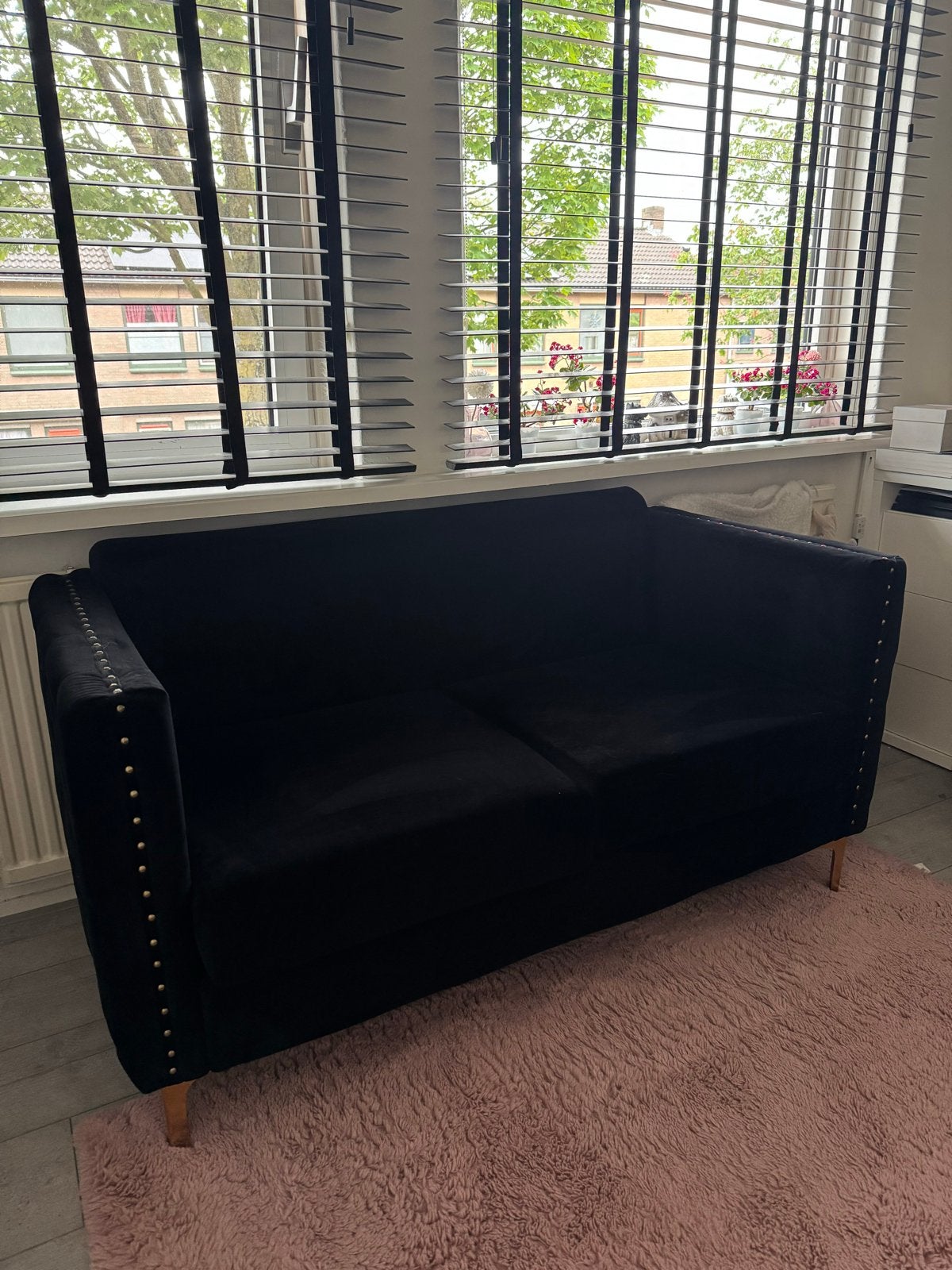 Zwarte fluwelen tweepersoonsbank met gouden details, Ophalen, 150 tot 200 cm, Tweepersoons, 75 tot 100 cm