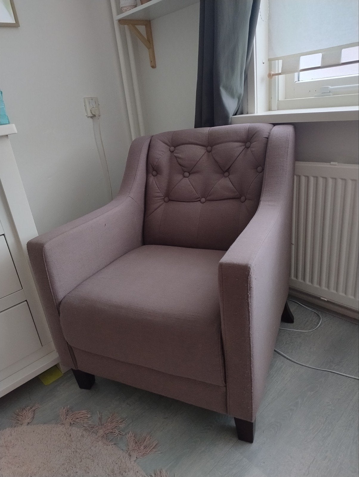 Comfortabele fauteuil - Grijs/taupe met knoopdetails, Huis en Inrichting, Fauteuils, Ophalen, Gebruikt, 75 tot 100 cm, Klassiek, Modern, Comfortabel