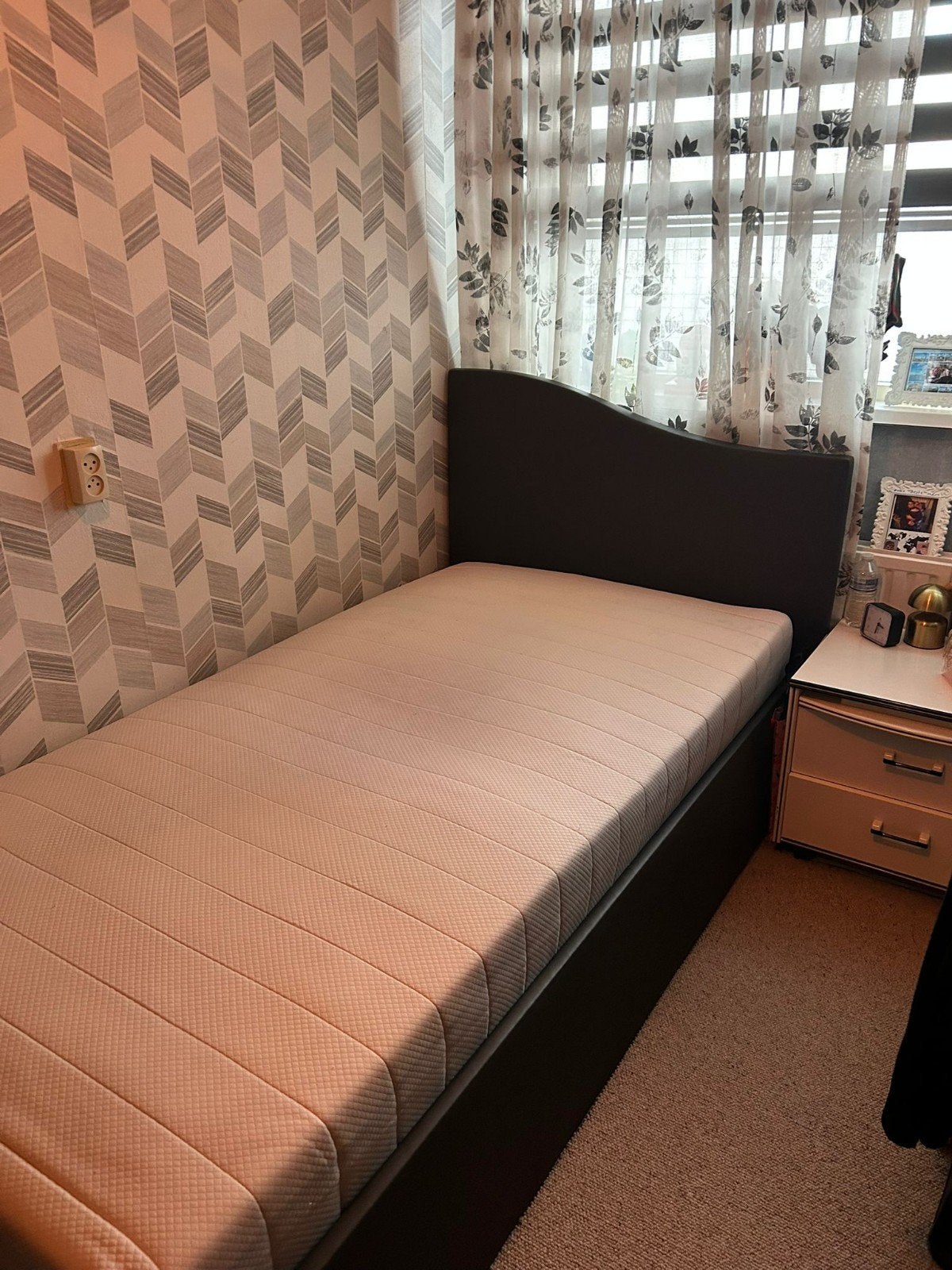 Grijze 1 persoonsbed, Huis en Inrichting, Slaapkamer | Bedden, Ophalen, Tweepersoons, Zo goed als nieuw, Grijs