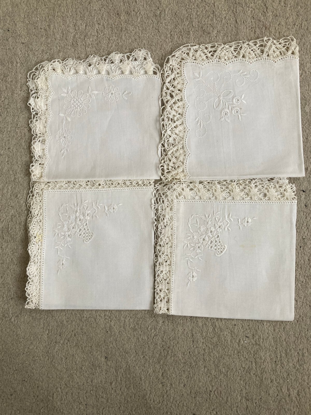 Set van 4 vintage geborduurde zakdoeken met kant, Antiek en Kunst, Antiek | Kleden en Textiel, Ophalen of Verzenden