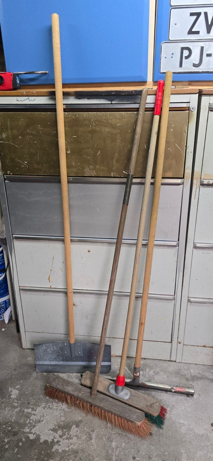 Bezem, sneeuwschuiver en trekker alles samen 10 euro, Ophalen, Gebruikt