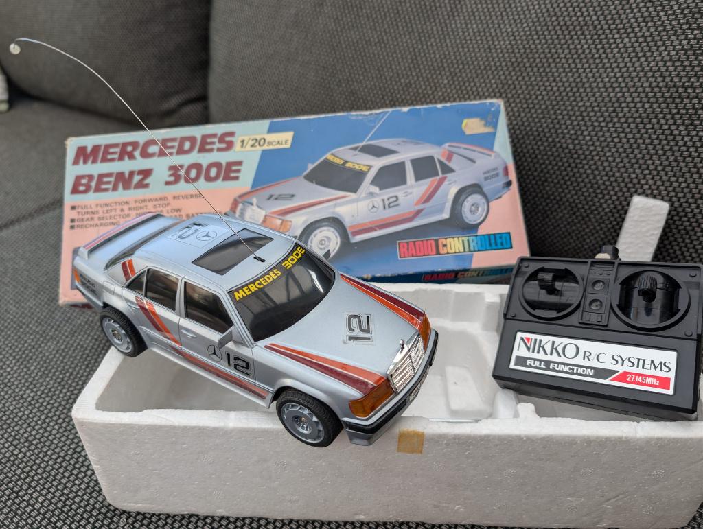 NIKKO MERCEDES BENZ 300E REMOTE CONTROLLED CAR, 1985, Verzamelen, Speelgoed, Zo goed als nieuw, Ophalen of Verzenden