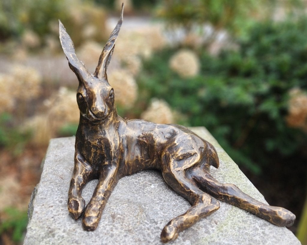 LIGGENDE HAAS/ BRONZEN TUINBEELDEN / HAAS / brons, Dierenbeeld, Nieuw, Info@huisentuindecoratiemarie.nl, Huis en tuin decoratie marie
