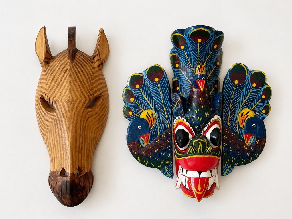 2 handgemaakte houten wandmaskers | Zuid-Afrika & Sri Lanka, Hout, Meerkleurig, Ophalen of Verzenden, Handgemaakt