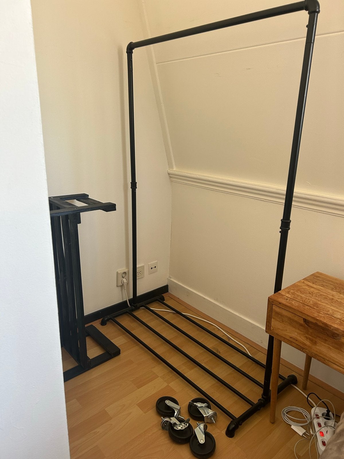 Kledingrek met wieltjes en houten schoenenrekje, Ophalen, Met wielen, Gebruikt