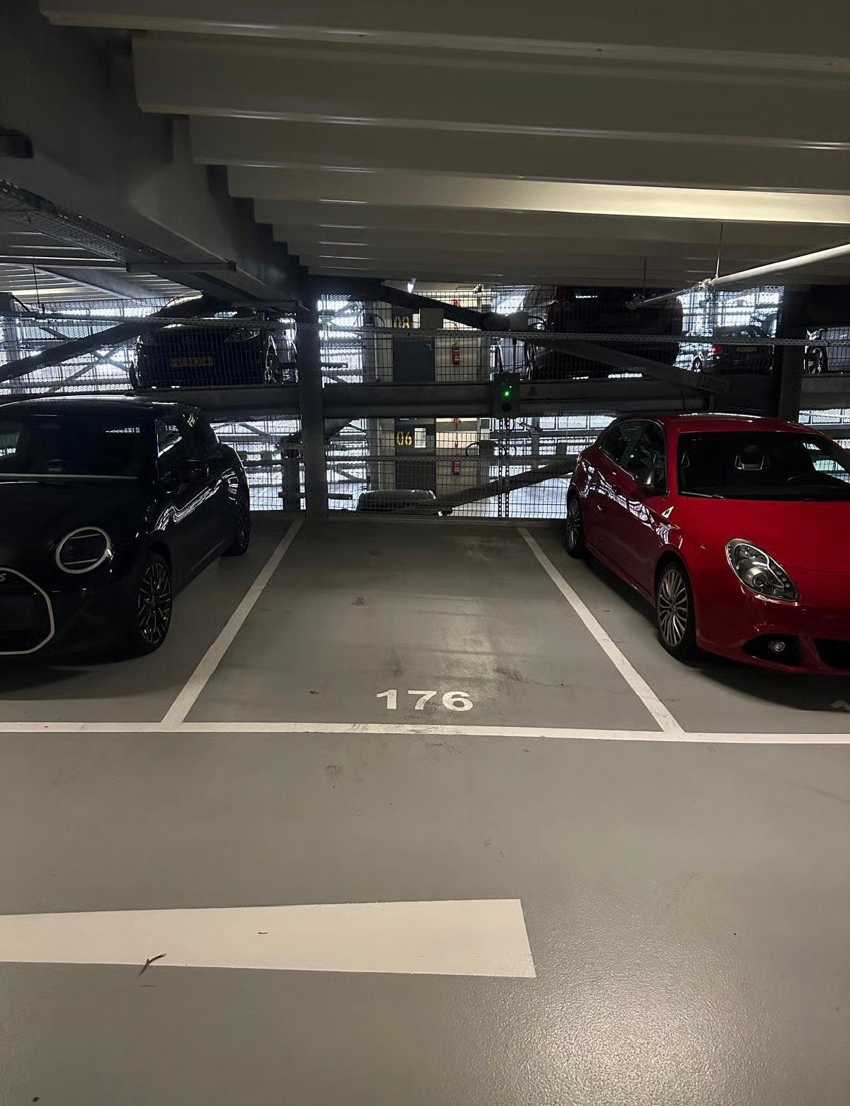 Parkeerplaats mét laadpaal te huur Asterweg, Amsterdam Noord, Amsterdam
