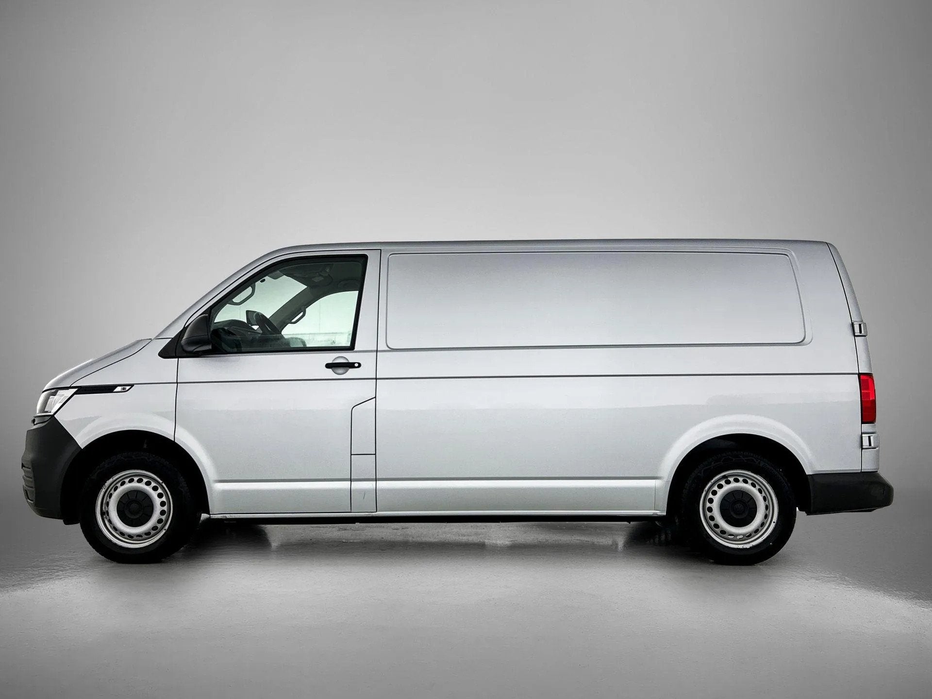 Foto 2 van Volkswagen Transporter 2.0 TDI L2H1 150PK (bj 2021)