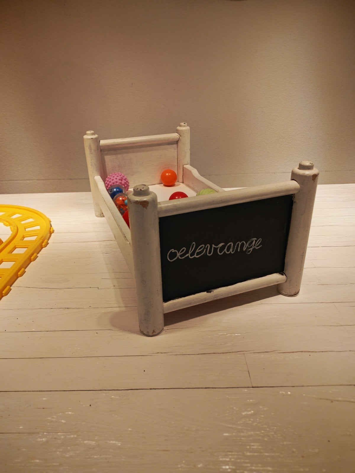 Massief houten poppenbedje met schoolbordverf, Kinderen en Baby's, Speelgoed | Poppen, Ophalen of Verzenden