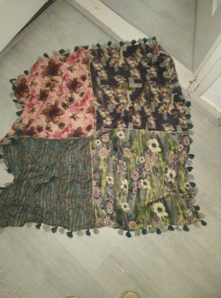 Sjaal van save the queen, Kleding | Dames, Ophalen of Verzenden, Zo goed als nieuw, Maat 46/48 (XL) of groter, Sjaal