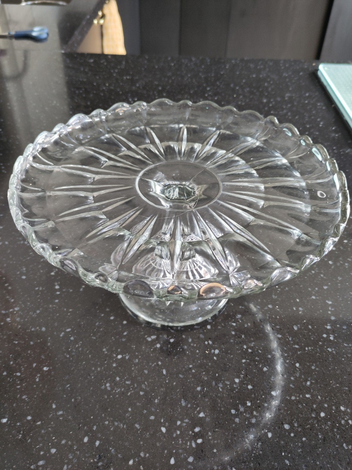 Glazen taartplateau met decoratieve rand, Antiek en Kunst, Ophalen of Verzenden