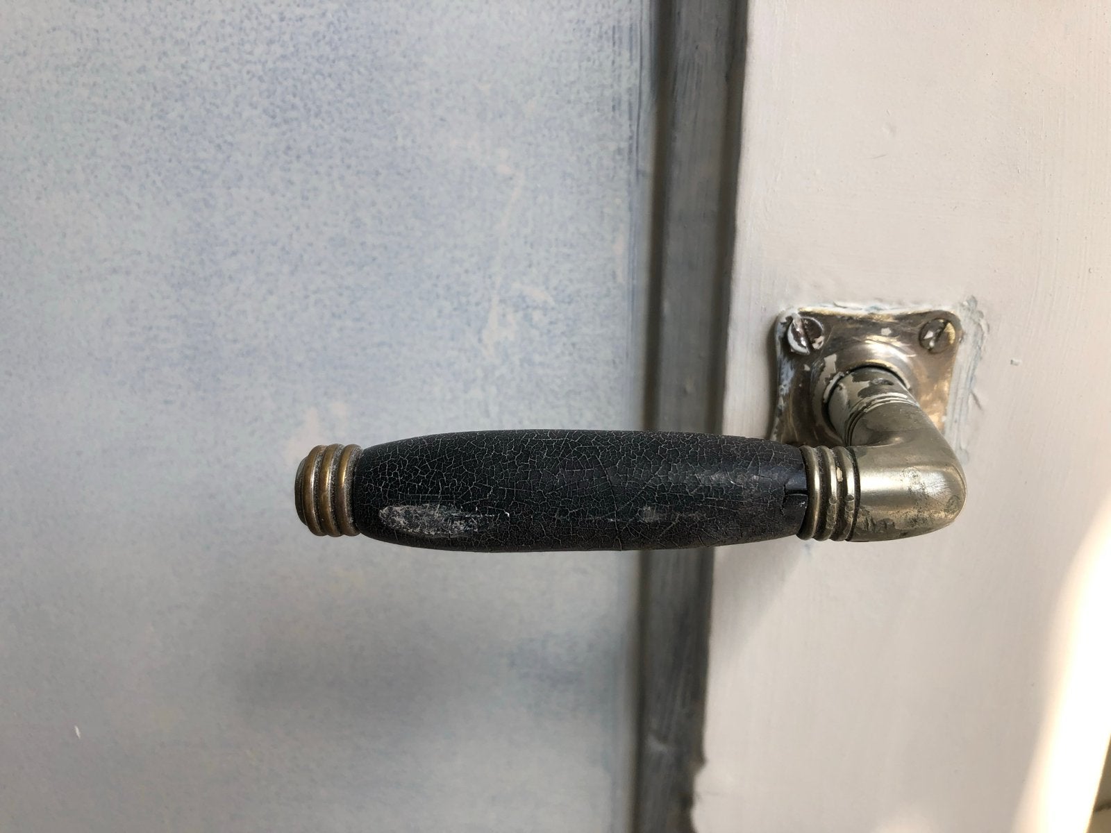 Gevraagd: Vintage Deurklink - Zwart met Messing Details, Doe-het-zelf en Verbouw, Ophalen of Verzenden, Gebruikt, Koper of Messing