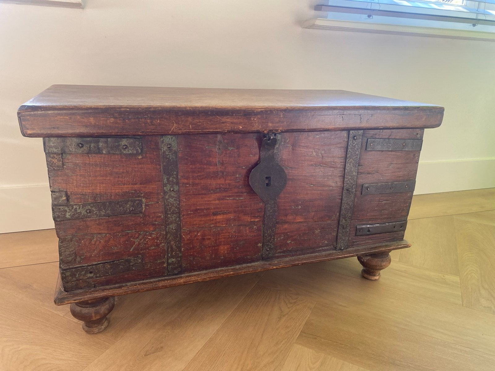 Antieke houten kist met metalen beslag, Huis en Inrichting, Woonaccessoires | Kisten, Ophalen, Gebruikt, 50 tot 100 cm, 75 tot 100 cm