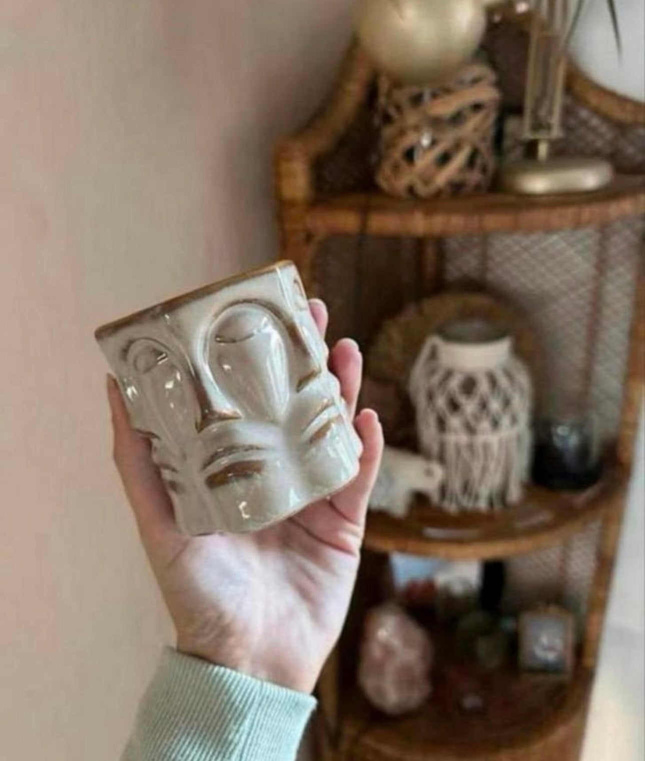 Taupe kleurige bloempot met gezichten van het paaseiland, Ophalen of Verzenden, Zo goed als nieuw