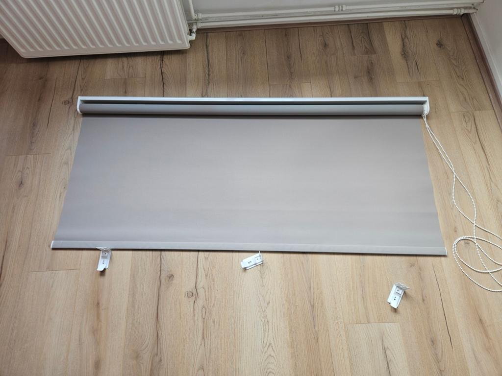 Rolgordijn grijs/taupe 153cm breed, 240cm+ lang met beugels, Huis en Inrichting, Stoffering | Gordijnen en Lamellen, Ophalen, Gebruikt
