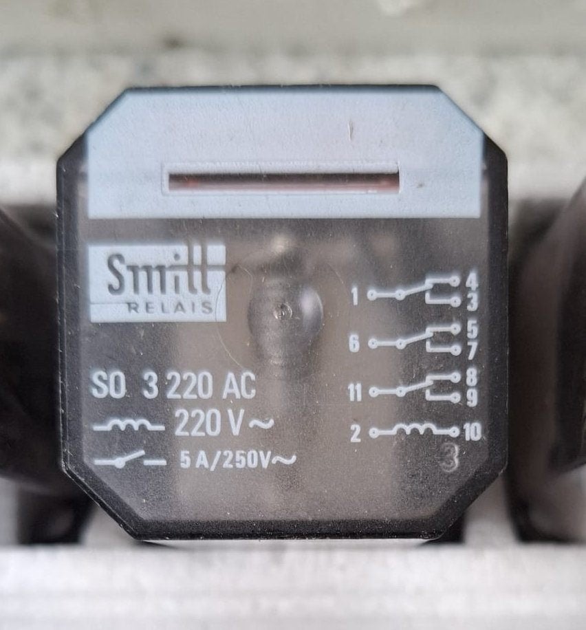 Relais Smitt  220 V met 3 kontakten en relais voetje, Ophalen of Verzenden, Nieuw