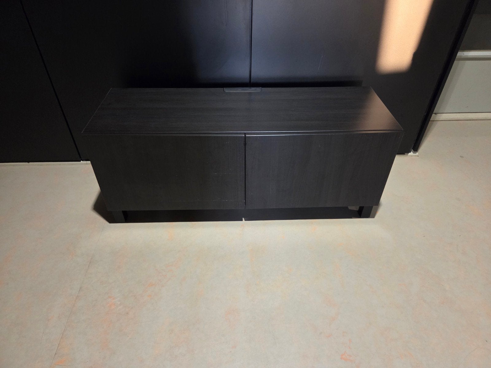 BESTA KAST MET 2 DEUREN. VAN IKEA.
ZWART/BRUIN
120X42X38 CM, Ophalen, Gebruikt, 100 tot 150 cm, Minder dan 100 cm