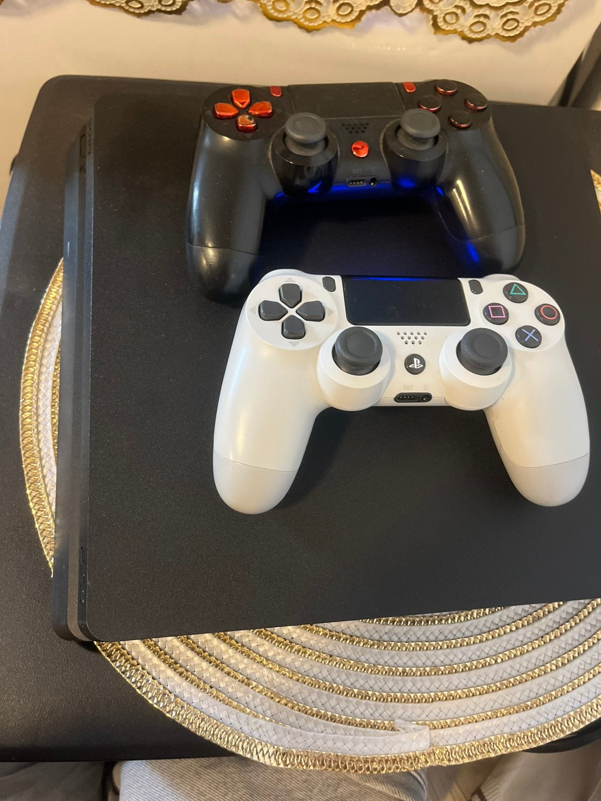 PlayStation 4 slim, Ophalen, 500 GB, Met 2 controllers, Zo goed als nieuw