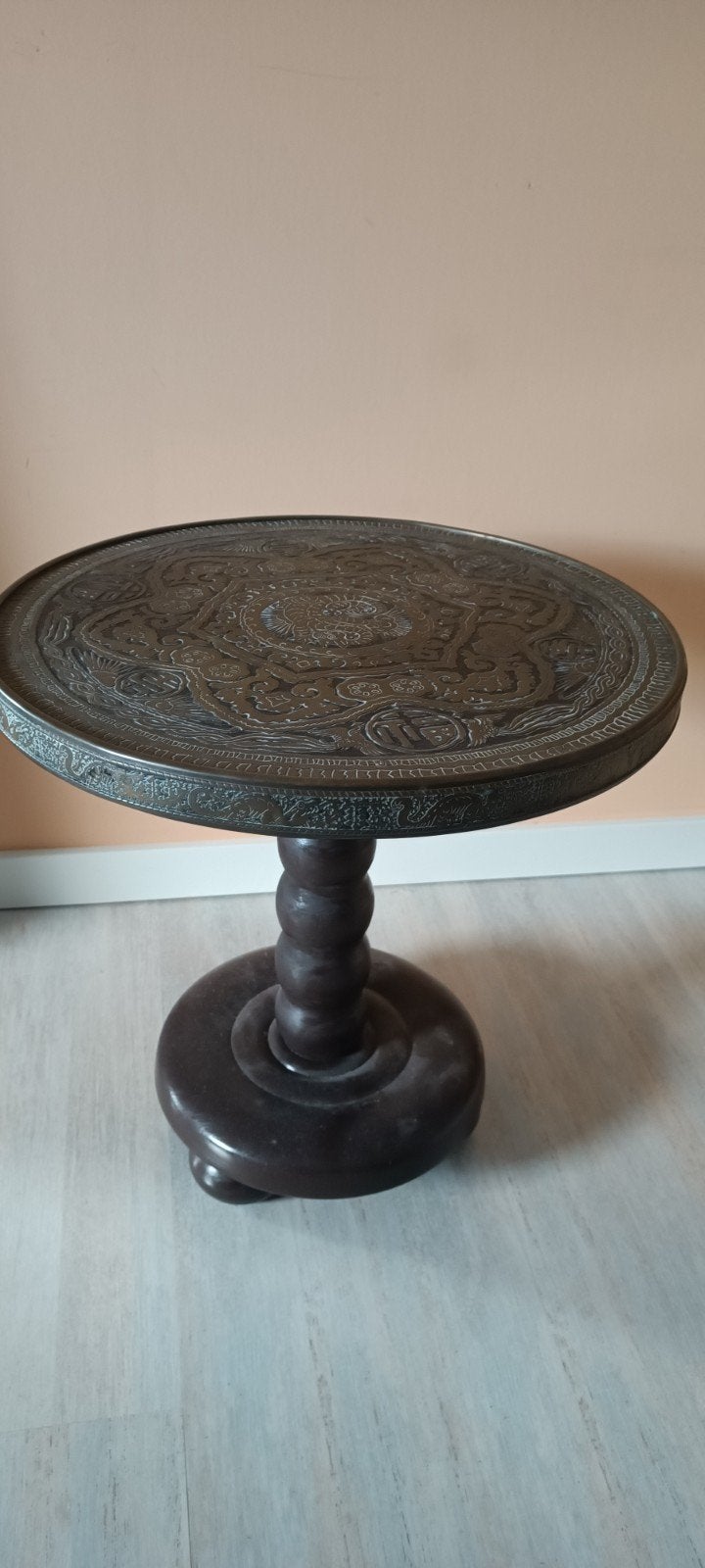 Antieke Chinese bijzettafel met gedetailleerd blad, Antiek en Kunst, Antiek | Meubels | Tafels, Ophalen