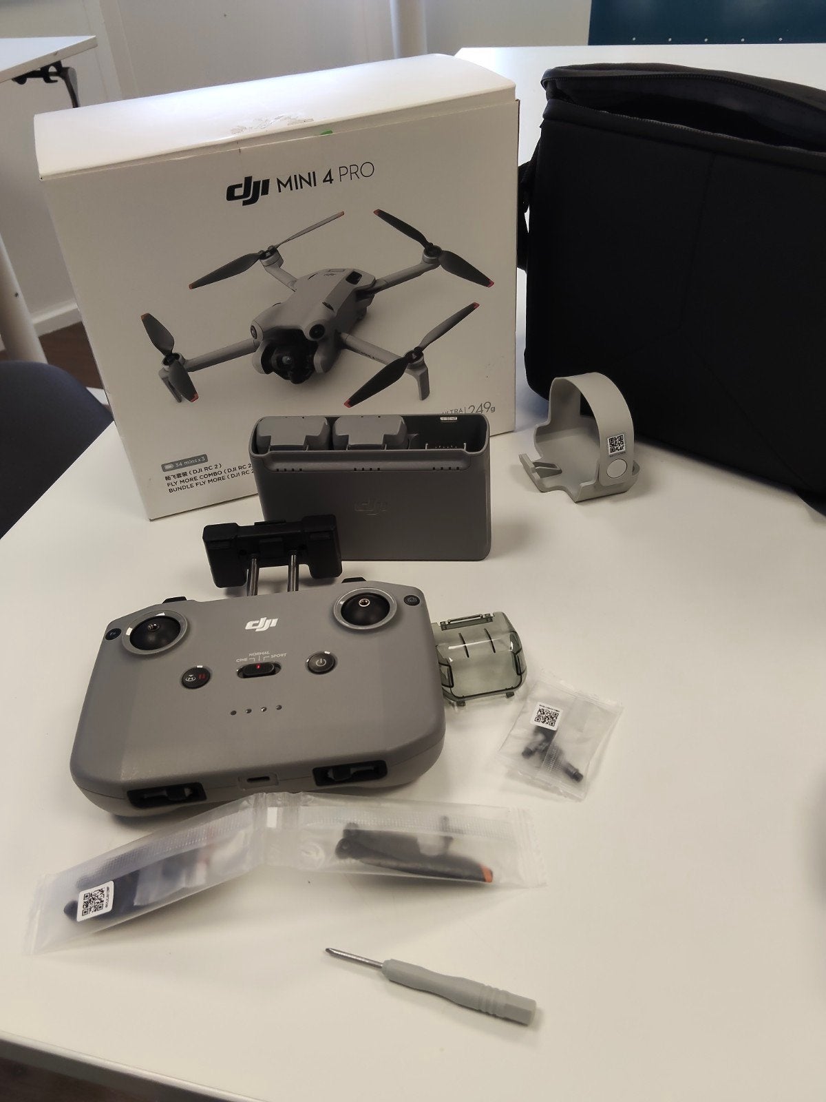 CONTROLLER EN BATTERIJEN VOOR DJI MINI PRO 4 EN DE DJI MAVIC, Audio, Tv en Foto, Drones, Ophalen, Zo goed als nieuw, DJI