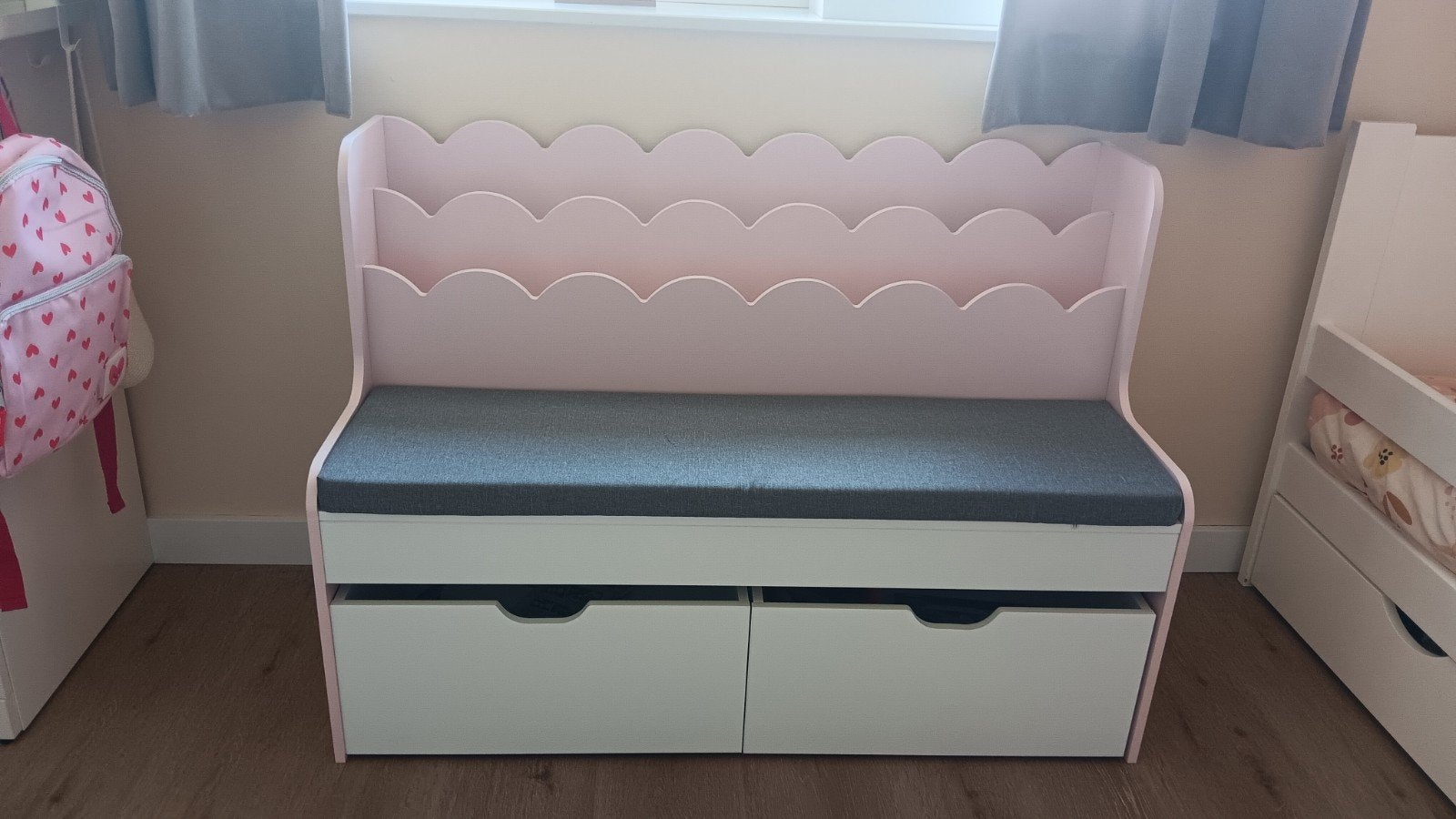 Vestnes kinderbankje, kindermeubel, boekenrek rose met wit, Kinderen en Baby's, Ophalen, Zo goed als nieuw, Overige typen