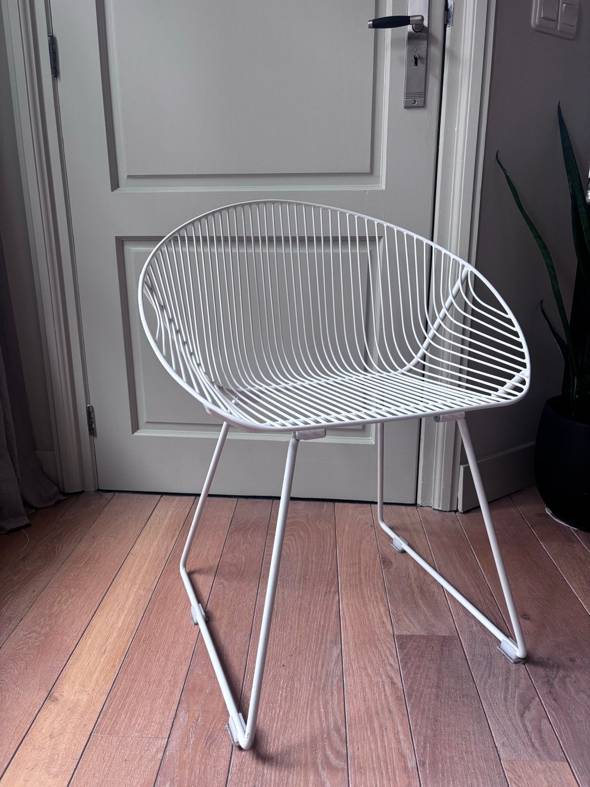 Moderne witte draadstoel - Zo goed als nieuw, Huis en Inrichting, Stoelen, Ophalen, Wit, Zo goed als nieuw, Metaal