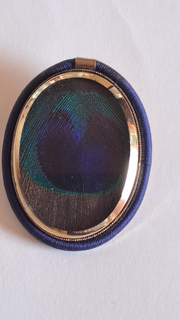 Langani broche met pauwenveer., Sieraden, Tassen en Uiterlijk, Met kristal, Overige materialen, Verzenden, Minder dan 4 cm