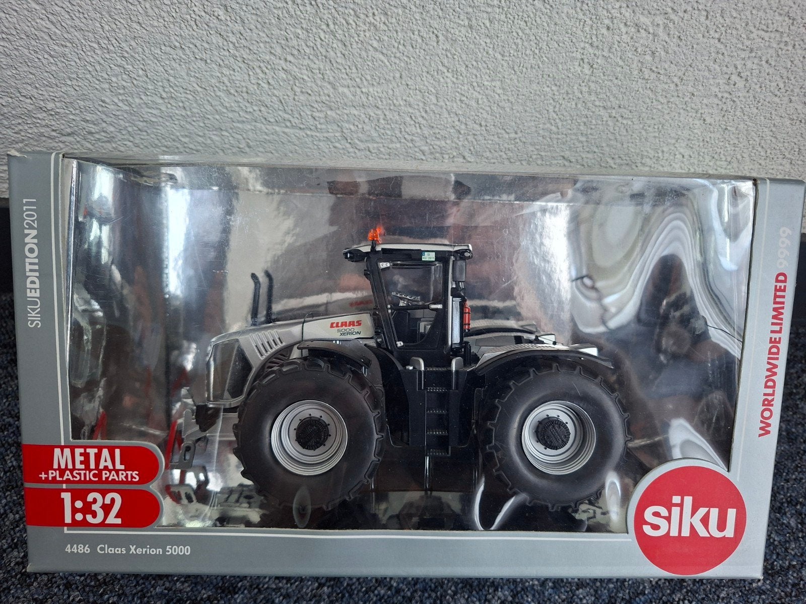 Siku Claas Xerion 5000 Silver Edition 1:32 - Nieuw in doos, Ophalen of Verzenden, Zo goed als nieuw, Tractor of Landbouw, SIKU
