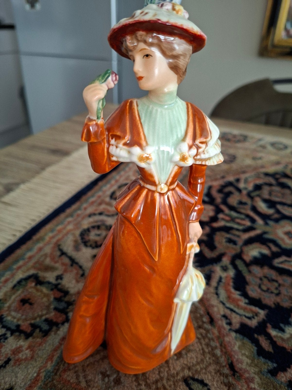 Oud Goebel Beeldje Dame met Bloem - 22 cm hoog, Ophalen, Beschilderd, 20 - 50 cm, Steen of Keramiek