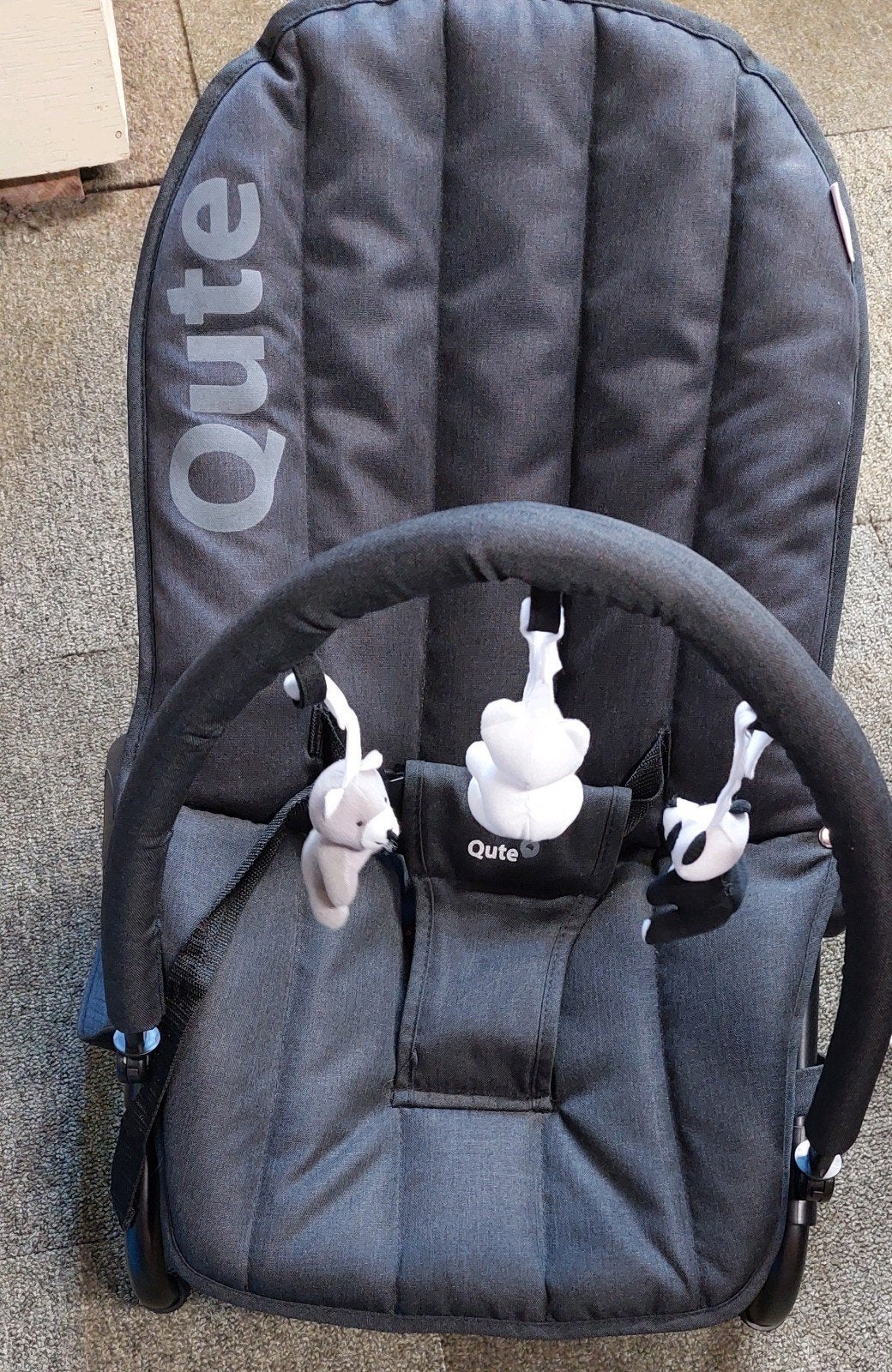 Als nieuw wipstoeltje, grijs /wit merk Qute als nieuw., Ophalen, Zo goed als nieuw