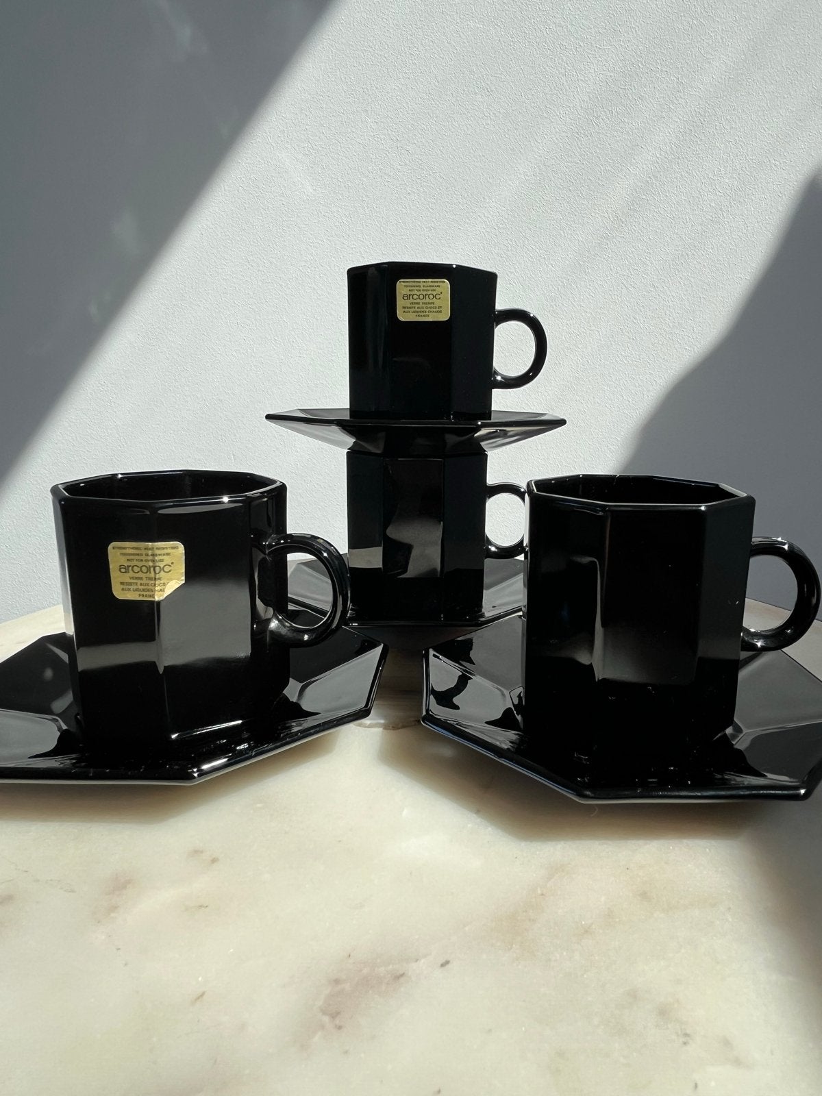 Vintage Arcoroc octime zwarte espresso kopjes + schotels, Ophalen of Verzenden