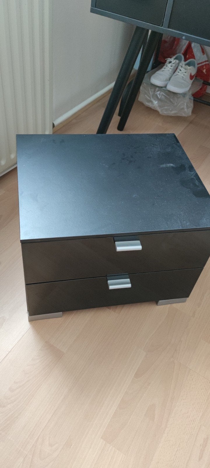 gratis Zwart nachtkastje met twee lades, Ophalen, Gebruikt, Minder dan 45 cm, Minder dan 55 cm