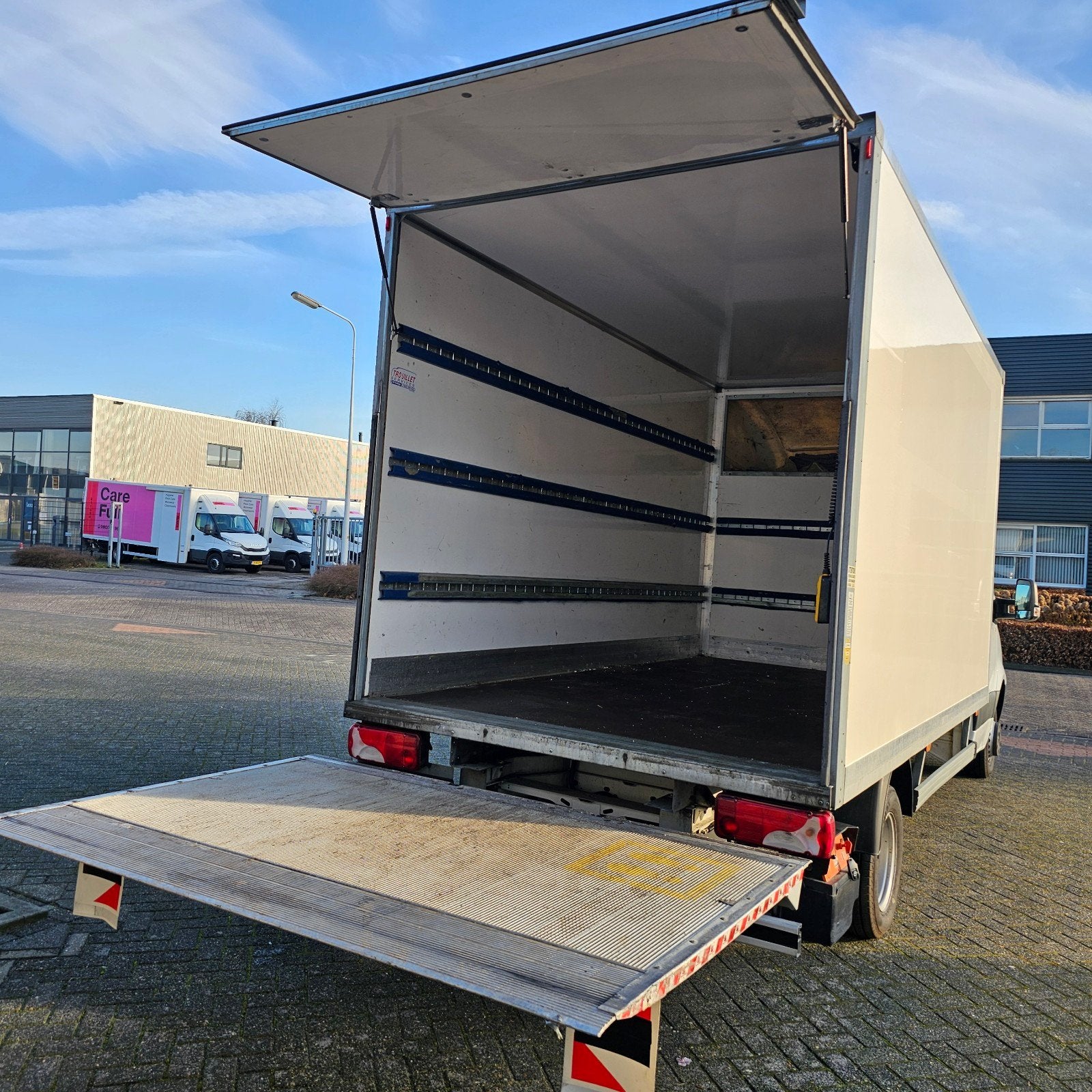 Bakwagen verhuiswagen kmvrij huren/Bestelbus met laadklep, Met chauffeur, Verhuiswagen of Bestelauto