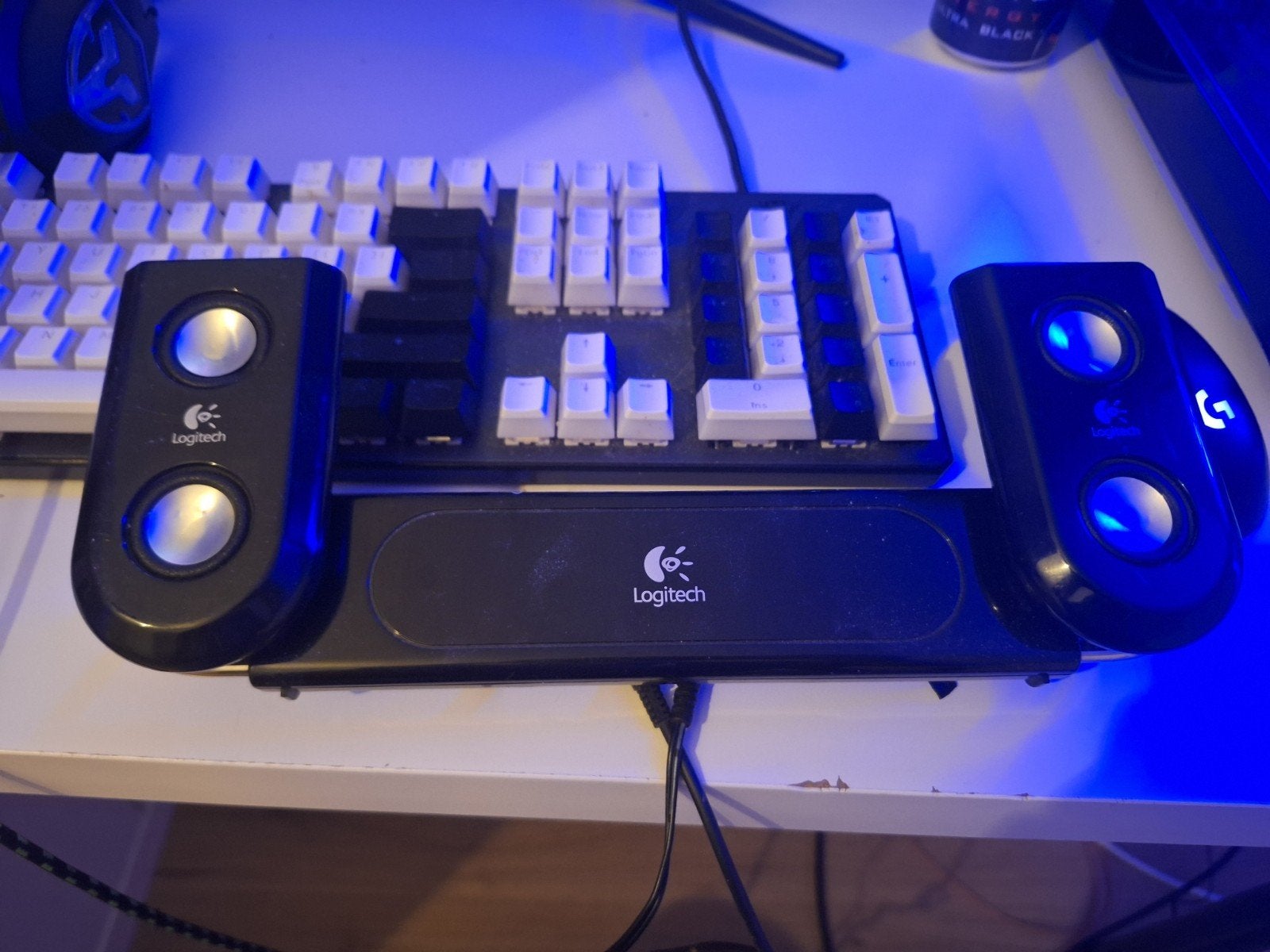 Logitech PlayGear Amp (model S-0179A), een draagbare speaker, Verzenden, Gebruikt, Audiokanaal 2, Logitech