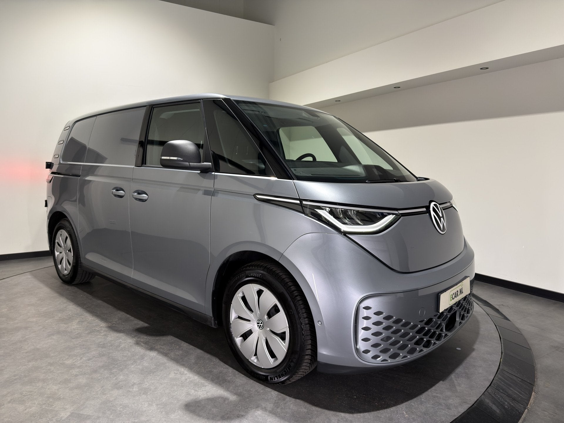 Volkswagen ID. Buzz Cargo 77 kWh | ACC | Park Assist | Bestu, Automaat, Gebruikt, 82 kWh, Met garantie (alle)