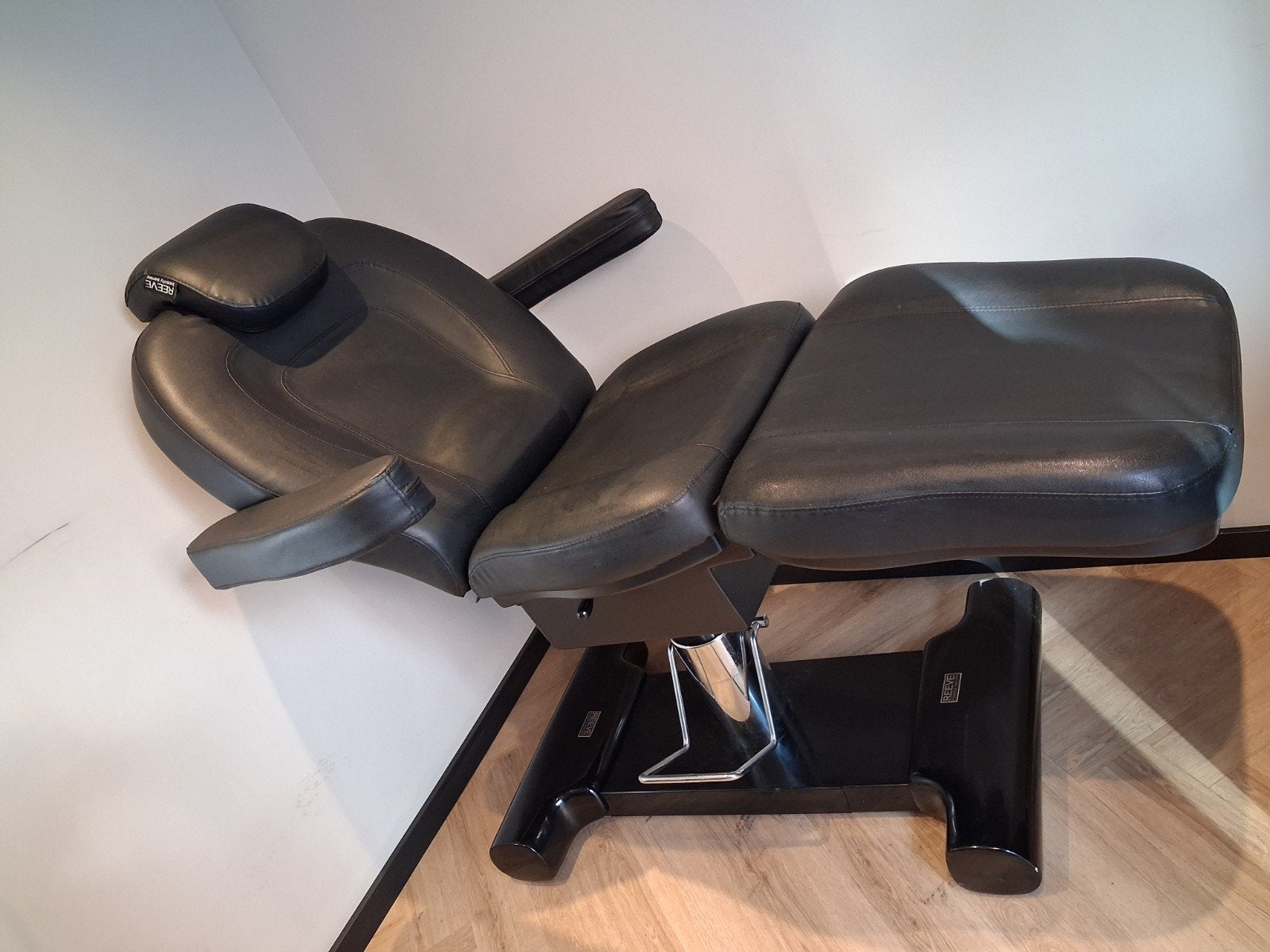 salon inrichting ( behandelstoel- kruk- werkbank- lamp), Ophalen, Zo goed als nieuw